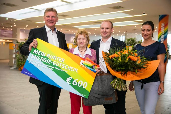 (v.l.n.r.): Wien Energie-Geschäftsführer Michael Strebl, die 600.000ste Besucherin und Wien Energie-Kundin Leopoldine Kandler aus Wien-Brigittenau und Serviceexperte Martin Kubin und Kundencenter-Leiterin Irene Antunovic (Bildquelle: (v.l.n.r.): Wien Energie-Geschäftsführer Michael Strebl, die 600.000ste Besucherin und Wien Energie-Kundin Leopoldine Kandler aus Wien-Brigittenau und Serviceexperte Martin Kubin und Kundencenter-Leiterin Irene Antunovic (Bildquelle: Wien Energie/Stefan Joham)