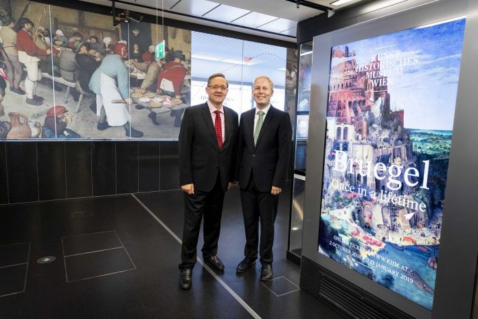 (v.l.n.r.): Flughafen - Vorstand Dr. Günther Ofner und KHM-Geschäftsführer Dr. Paul Frey bei der Besichtigung der Bruegel-Kunstwerke am Flughafen (Bildquelle: Flughafen Wien) (v.l.n.r.): Flughafen - Vorstand Dr. Günther Ofner und KHM-Geschäftsführer Dr. Paul Frey bei der Besichtigung der Bruegel-Kunstwerke am Flughafen (Bildquelle: Flughafen Wien)