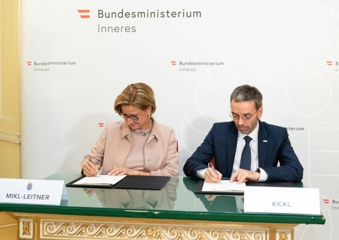 Landeshauptfrau Johanna Mikl-Leitner und Bundesminister Herbert Kickl unterzeichneten eine neue Sicherheitslinie für Niederösterreich (Bildquelle: NLK Burchhart) Landeshauptfrau Johanna Mikl-Leitner und Bundesminister Herbert Kickl unterzeichneten eine neue Sicherheitslinie für Niederösterreich (Bildquelle: NLK Burchhart)
