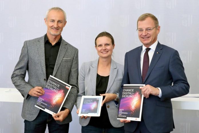 (v.l.n.r.): Mag. (FH) Reinhard HAIDER (E-Government-Beauftragter des OÖ Gemeindebundes), Dr.in Bettina WILLIGER (Fraunhofer-Gesellschaft Nürnberg) und Landeshauptmann Mag. Thomas Stelzer (Bildquelle: Land OÖ / Denise Stinglmayr) (v.l.n.r.): Mag. (FH) Reinhard HAIDER (E-Government-Beauftragter des OÖ Gemeindebundes), Dr.in Bettina WILLIGER (Fraunhofer-Gesellschaft Nürnberg) und Landeshauptmann Mag. Thomas Stelzer (Bildquelle: Land OÖ / Denise Stinglmayr)
