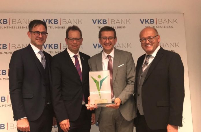 (v.l.n.r.): SVA-Obmann Michael Pecherstorfer, VKB-Gen.Dir. Christoph Wurm und GKK-Obmann-Stv. KommR Laurenz Pöttinger (r.) überreichten Eurothermen-Generaldirektor Markus Achleitner den „OÖ. Gesundheitspreis 2018“ (Bildquelle: zVg.) (v.l.n.r.): SVA-Obmann Michael Pecherstorfer, VKB-Gen.Dir. Christoph Wurm und GKK-Obmann-Stv. KommR Laurenz Pöttinger (r.) überreichten Eurothermen-Generaldirektor Markus Achleitner den „OÖ. Gesundheitspreis 2018“ (Bildquelle: zVg.)