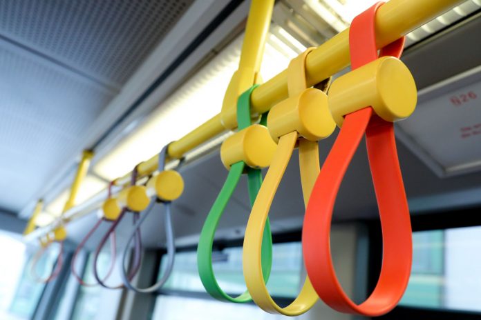 104 Halteschlaufen wurden in einem Waggon der U6 in den Farben des Regenbogens angebracht (Bildquelle: PID/Christian Fürthner) 104 Halteschlaufen wurden in einem Waggon der U6 in den Farben des Regenbogens angebracht (Bildquelle: PID/Christian Fürthner)