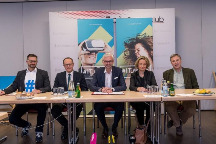 (v.l.n.r.): DI (FH) Roland Sprengseis, HR Mag. Wilfried Nagl, LH-Stv. Dr. Michael Strugl, Mag.a Brigitte Hütter, MSc und FH-Prof. Mag. Dr. Berthold Kerschbaumer (Bildquelle: Business Upper Austria / Krügl) (v.l.n.r.): DI (FH) Roland Sprengseis, HR Mag. Wilfried Nagl, LH-Stv. Dr. Michael Strugl, Mag.a Brigitte Hütter, MSc und FH-Prof. Mag. Dr. Berthold Kerschbaumer (Bildquelle: Business Upper Austria / Krügl)