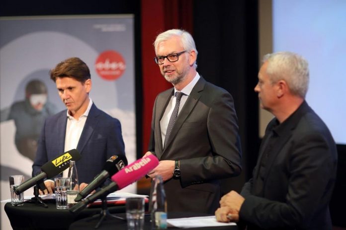 (v.l.n.r.): Mag. Andreas Winkelhofer (Geschäftsführer Oberösterreich Tourismus), Wirtschafts- und Tourismusreferent LH-Stv. Dr. Michael Strugl und Dietmar Tröbinger (Geschäftsführer OÖ. Seilbahnholding und Sprecher der Snow&Fun Skigebiete) (Bildquelle: Land OÖ / Sabrina Liedl) (v.l.n.r.): Mag. Andreas Winkelhofer (Geschäftsführer Oberösterreich Tourismus), Wirtschafts- und Tourismusreferent LH-Stv. Dr. Michael Strugl und Dietmar Tröbinger (Geschäftsführer OÖ. Seilbahnholding und Sprecher der Snow&Fun Skigebiete) (Bildquelle: Land OÖ / Sabrina Liedl)
