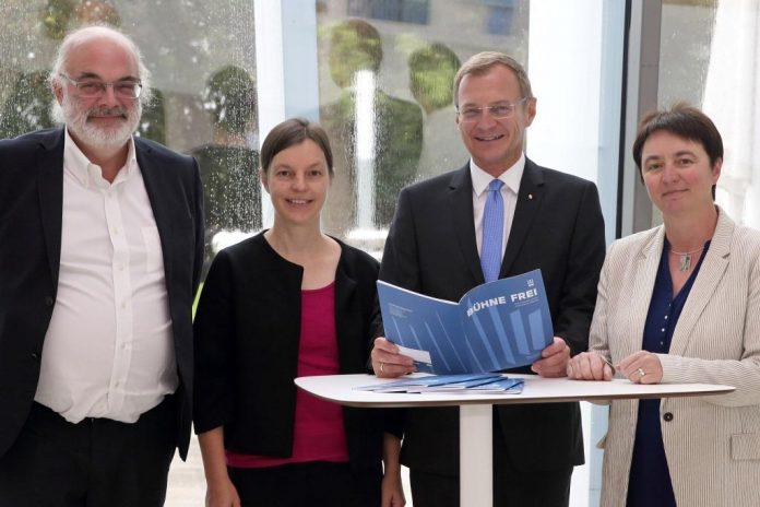 (v.l.n.r.): Vizerektor Univ.Prof. Thomas Kerbl, Universitätsprofessorin für künstlerisch-wissenschaftliche Forschung und Leiterin der Promotionsstudiengänge der Anton Bruckner Privatuniversität Univ.Prof. Dr. Barbara Lüneburg, Landeshauptmann Mag. Thomas Stelzer und Rektorin Univ.Prof. Dr. Ursula Brandstätter (Bildquelle: Land OÖ / Kauder) (v.l.n.r.): Vizerektor Univ.Prof. Thomas Kerbl, Universitätsprofessorin für künstlerisch-wissenschaftliche Forschung und Leiterin der Promotionsstudiengänge der Anton Bruckner Privatuniversität Univ.Prof. Dr. Barbara Lüneburg, Landeshauptmann Mag. Thomas Stelzer und Rektorin Univ.Prof. Dr. Ursula Brandstätter (Bildquelle: Land OÖ / Kauder)