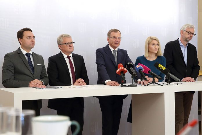 (v.l.n.r.): LH-Stv. Dr. Manfred Haimbuchner, Bürgermeister MMag. Klaus Luger, Landeshauptmann Mag. Thomas Stelzer, LRin Mag.a Christine Haberlander und LH-Stv. Mag. Dr. Michael Strugl (Bildquelle: (v.l.n.r.): LH-Stv. Dr. Manfred Haimbuchner, Bürgermeister MMag. Klaus Luger, Landeshauptmann Mag. Thomas Stelzer, LRin Mag.a Christine Haberlander und LH-Stv. Mag. Dr. Michael Strugl (Bildquelle: Land OÖ/Sandra Schauer)