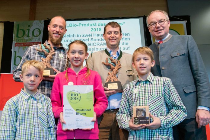 (v.l.n.r.): Vinzenz Harbich vom BioHof Harbich mit seinen Kindern Leander, Cäcilia und Alwin sowie Karl Severin Traugott (Genusskoarl) und LH-Stellvertreter Stephan Pernkopf (Bildquelle: NLK Filzwieser) (v.l.n.r.): Vinzenz Harbich vom BioHof Harbich mit seinen Kindern Leander, Cäcilia und Alwin sowie Karl Severin Traugott (Genusskoarl) und LH-Stellvertreter Stephan Pernkopf (Bildquelle: NLK Filzwieser)