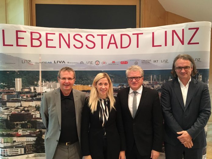 (v.l.n.r.): Mag. Christian Denkmaier, Stadträtin Doris Lang-Mayerhofer, Bürgermeister Klaus Luger und Dr. Julius Stieber (Bildquelle: Timo Hönig) (v.l.n.r.): Mag. Christian Denkmaier, Stadträtin Doris Lang-Mayerhofer, Bürgermeister Klaus Luger und Dr. Julius Stieber (Bildquelle: Timo Hönig)