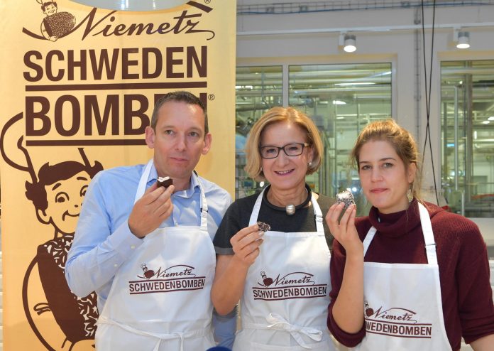 Landeshauptfrau Johanna Mikl-Leitner und Geschäftsführer Gerhard Schaller gratulierten der 20.000sten Workshop-Teilnehmerin Denise Rudolph (Bildquelle: NLK Pfeiffer) Landeshauptfrau Johanna Mikl-Leitner und Geschäftsführer Gerhard Schaller gratulierten der 20.000sten Workshop-Teilnehmerin Denise Rudolph (Bildquelle: NLK Pfeiffer)