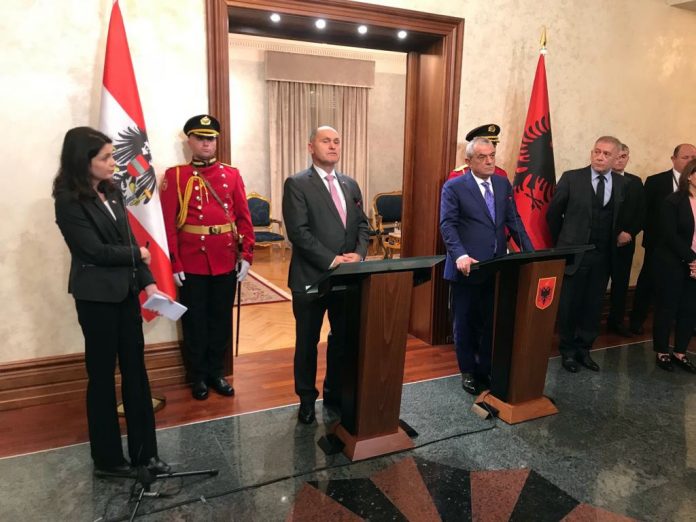 (v.l.n.r.): Nationalratspräsident Wolfgang Sobotka und der albanische Parlamentspräsident Gramoz Ruçi (Bildquelle: Parlament) (v.l.n.r.): Nationalratspräsident Wolfgang Sobotka und der albanische Parlamentspräsident Gramoz Ruçi (Bildquelle: Parlament)
