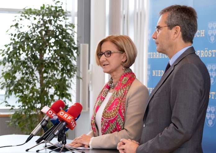 Förderleistungen des Landes Niederösterreich werden in die Transparenzdatenbank eingetragen: Landeshauptfrau Johanna Mikl-Leitner und Finanzminister Hartwig informierten in einer Pressekonferenz (Bildquelle: NLK Pfeiffer) Förderleistungen des Landes Niederösterreich werden in die Transparenzdatenbank eingetragen: Landeshauptfrau Johanna Mikl-Leitner und Finanzminister Hartwig informierten in einer Pressekonferenz (Bildquelle: NLK Pfeiffer)
