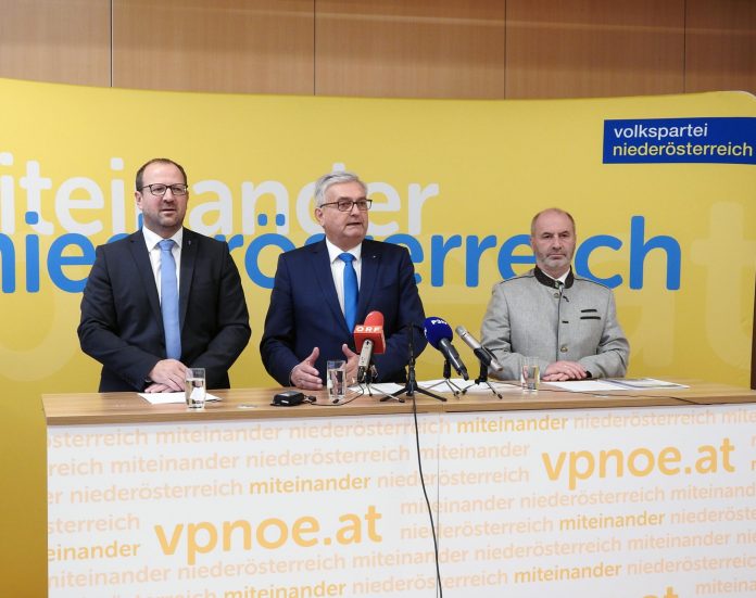 (v.l.n.r.): VPNÖ-Landesgeschäftsführer Bernhard Ebner, Gemeindebundpräsident Alfred Riedl und Gemeindesprecher Josef Balber (Bildquelle: Thomas Resch) (v.l.n.r.): VPNÖ-Landesgeschäftsführer Bernhard Ebner, Gemeindebundpräsident Alfred Riedl und Gemeindesprecher Josef Balber (Bildquelle: Thomas Resch)