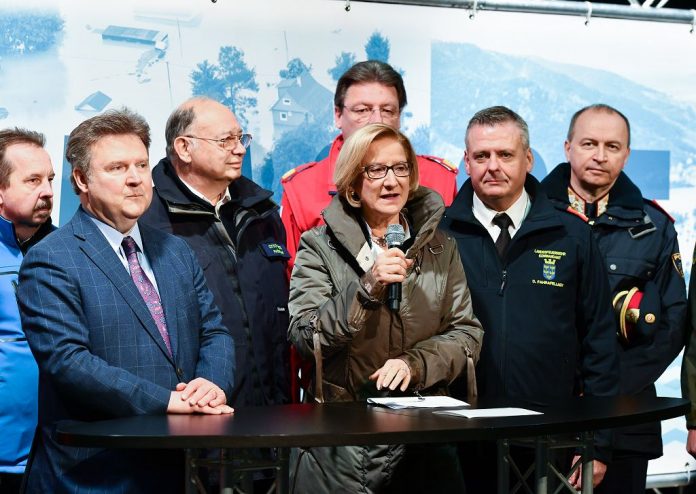 Landeshauptfrau Johanna Mikl-Leitner bei der gemeinsamen Pressekonferenz mit Bürgermeister Michael Ludwig und den Vertreterinnen und Vertretern der Blaulicht- und Einsatzorganisationen in Korneuburg (Bildquelle: NLK / Burchhart) Landeshauptfrau Johanna Mikl-Leitner bei der gemeinsamen Pressekonferenz mit Bürgermeister Michael Ludwig und den Vertreterinnen und Vertretern der Blaulicht- und Einsatzorganisationen in Korneuburg (Bildquelle: NLK / Burchhart)