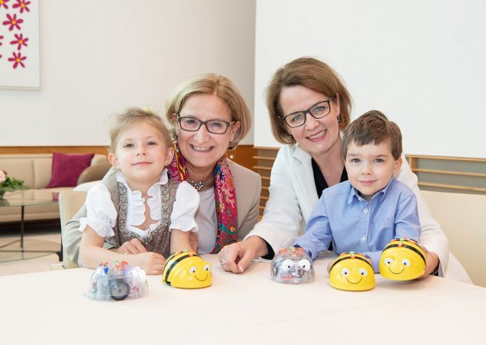 Landeshauptfrau Johanna Mikl-Leitner und Landesrätin Christiane Teschl-Hofmeister: „Mithilfe der kleinen Roboter sollen Kinder bereits im Kindergarten oder in der Volksschule spielerisch an moderne Medien und Robotik herangeführt werden.“ (Bildquelle: NLK / Johann Pfeiffer) Landeshauptfrau Johanna Mikl-Leitner und Landesrätin Christiane Teschl-Hofmeister: „Mithilfe der kleinen Roboter sollen Kinder bereits im Kindergarten oder in der Volksschule spielerisch an moderne Medien und Robotik herangeführt werden.“ (Bildquelle: NLK / Johann Pfeiffer)