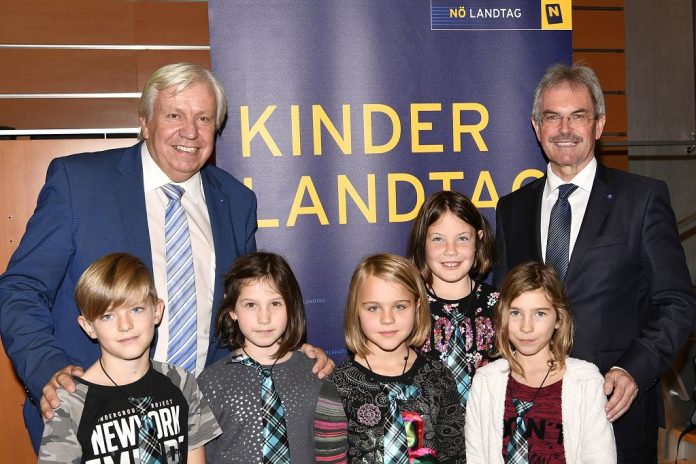 (v.l.n.r.): Adrian Prüller, Emily Erasim, Emilia Heigl, Florentina Grabner und Lara Lechner von der Volksschule Gresten mit Bildungsdirektor Johann Heuras und Landtagspräsident Karl Wilfing (Bildquelle: NLK/Ernst Reinberger) (v.l.n.r.): Adrian Prüller, Emily Erasim, Emilia Heigl, Florentina Grabner und Lara Lechner von der Volksschule Gresten mit Bildungsdirektor Johann Heuras und Landtagspräsident Karl Wilfing (Bildquelle: NLK/Ernst Reinberger)