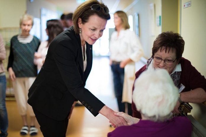 Sozial-Landesrätin Christiane Teschl-Hofmeister wünscht den BewohnerIinnen der NÖ Pflege- und Betreuungszentren eine stimmungsvolles Weihnachtszeit (Bildquelle: Büro LR Teschl-Hofmeister) Sozial-Landesrätin Christiane Teschl-Hofmeister wünscht den BewohnerInnen der NÖ Pflege- und Betreuungszentren eine stimmungsvolles Weihnachtszeit (Bildquelle: Büro LR Teschl-Hofmeister)