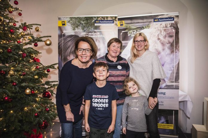 Mutter Katharina und Oma Waltraud Hlavacek mit Emanuel und Zoe gemeinsam mit Landesrätin Christiane Teschl-Hofmeister (links) beim NÖ Spielefest auf der Schallaburg (Bildquelle: Daniela Matejschek) Mutter Katharina und Oma Waltraud Hlavacek mit Emanuel und Zoe gemeinsam mit Landesrätin Christiane Teschl-Hofmeister (links) beim NÖ Spielefest auf der Schallaburg (Bildquelle: Daniela Matejschek)