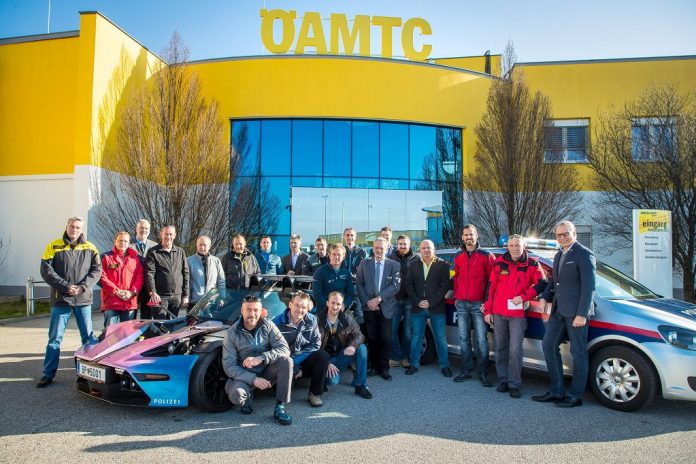 Oberst Heinz Hirschbeck (Bildmitte) und Gerhard Blümel (rechts daneben), sowie Gruppeninspektor Georg Gruber (dahinter) mit den ersten 13 Absolventen und Instruktoren der ÖAMTC Fahrtechnik (Bildquelle: BMI/Pachauer) Oberst Heinz Hirschbeck (Bildmitte) und Gerhard Blümel (rechts daneben), sowie Gruppeninspektor Georg Gruber (dahinter) mit den ersten 13 Absolventen und Instruktoren der ÖAMTC Fahrtechnik (Bildquelle: BMI/Pachauer)