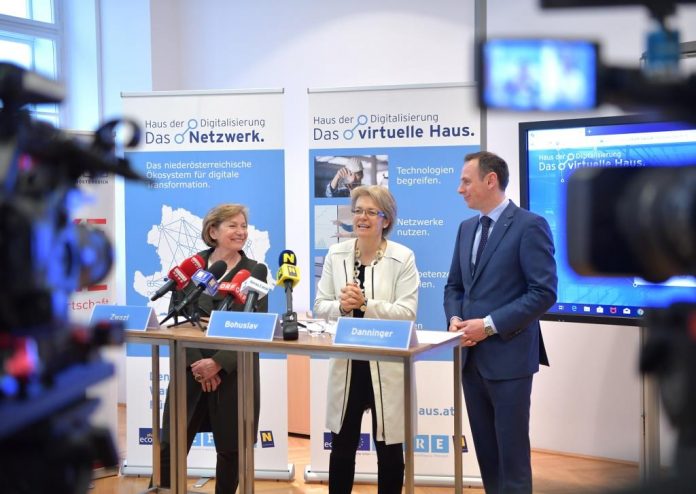 (v.l.n.r.): WKNÖ-Präsidentin Sonja Zwazl, Wirtschafts- und Technologielandesrätin Petra Bohuslav und ecoplus kaufmännischer Geschäftsführer Jochen Danninger (Bildquelle: NLK Johann Pfeiffer) (v.l.n.r.): WKNÖ-Präsidentin Sonja Zwazl, Wirtschafts- und Technologielandesrätin Petra Bohuslav und ecoplus kaufmännischer Geschäftsführer Jochen Danninger (Bildquelle: NLK Johann Pfeiffer)