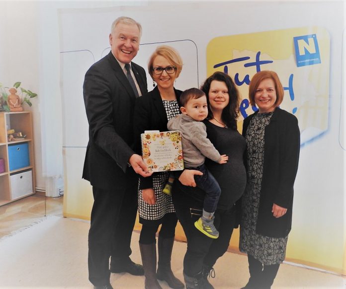 Präsentierten das neue Gratis-Babykochbuch der Initiative »Tut gut!‘« (v.l.n.r.): Landesrat Martin Eichtinger, Alexandra Pernsteiner-Kappl (Leiterin der Initiative »Tut gut!«), die werdende Mutter Verena Doppler mit ihrem Nico und ProMami NÖ-Hebamme Beatrix Cmolik (Bildquelle: Thomas Resch) Präsentierten das neue Gratis-Babykochbuch der Initiative »Tut gut!‘« (v.l.n.r.): Landesrat Martin Eichtinger, Alexandra Pernsteiner-Kappl (Leiterin der Initiative »Tut gut!«), die werdende Mutter Verena Doppler mit ihrem Nico und ProMami NÖ-Hebamme Beatrix Cmolik (Bildquelle: Thomas Resch)