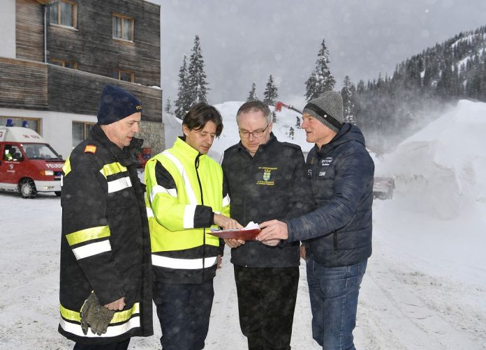 Der Einsatzstab trat heute direkt am Hochkar-Talboden zusammen. (v.l.n.r.): Bezirksfeuerwehrkommandant Franz Spendlhofer, Bezirkshauptmann Johann Seper, LH-Stellvertreter Stephan Pernkopf und Bürgermeister Fritz Fahrnberger Der Einsatzstab trat heute direkt am Hochkar-Talboden zusammen. (v.l.n.r.): Bezirksfeuerwehrkommandant Franz Spendlhofer, Bezirkshauptmann Johann Seper, LH-Stellvertreter Stephan Pernkopf und Bürgermeister Fritz Fahrnberger