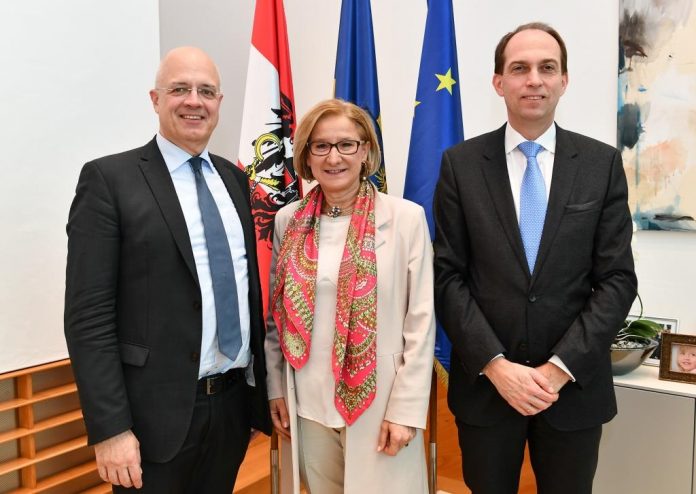 Landeshauptfrau Johanna Mikl-Leitner mit den Experten Christian Horak (r.) und Wolfgang Mazal (l.) (Bildquelle: NLK Burchhart) Landeshauptfrau Johanna Mikl-Leitner mit den Experten Christian Horak (r.) und Wolfgang Mazal (l.) (Bildquelle: NLK Burchhart)