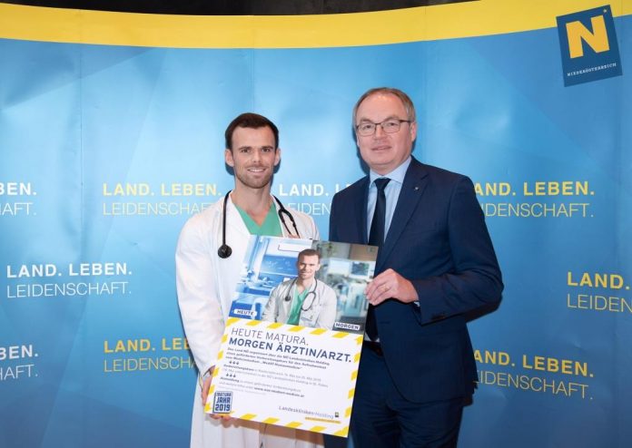 (v.l.n.r.): Dr. Josef Bohrn, Turnusarzt im Universitätsklinikum St. Pölten und LH-Stellvertreter Dr. Stephan Pernkopf (Bildquelle: zVg.) (v.l.n.r.): Dr. Josef Bohrn, Turnusarzt im Universitätsklinikum St. Pölten und LH-Stellvertreter Dr. Stephan Pernkopf (Bildquelle: zVg.)