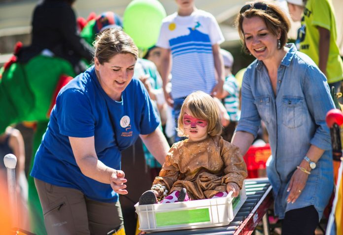 Landesrätin Christiane Teschl-Hofmeister mit Kindern bei der Rollrutsche (Bildquelle: Daniela Matejschek) NÖ Familienfest auf der Schallaburg