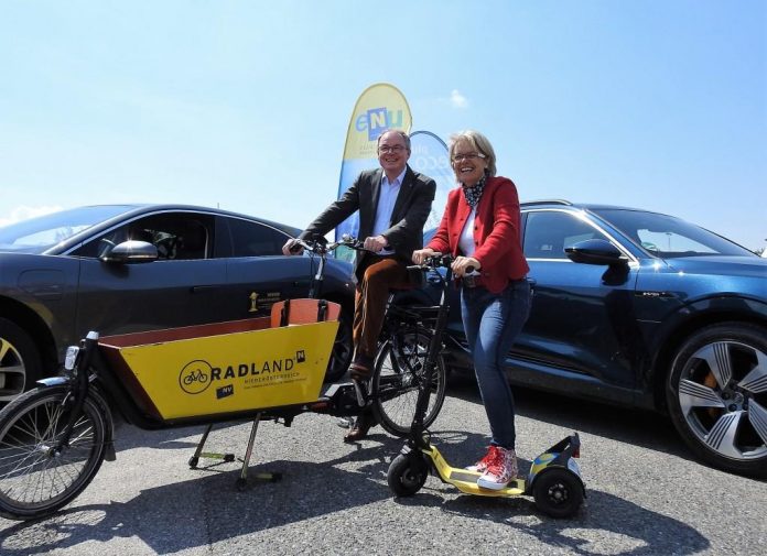 Landesrätin Petra Bohuslav und LH-Stellvertreter Stephan Pernkopf zeigten sich von der Welt der e-Fahrzeuge und der RADLand-Erlebniswelt beeindruckt (Bildquelle: Thomas Resch) 8.000 begeisterte Besucher beim e-Mobilitätstag in Melk