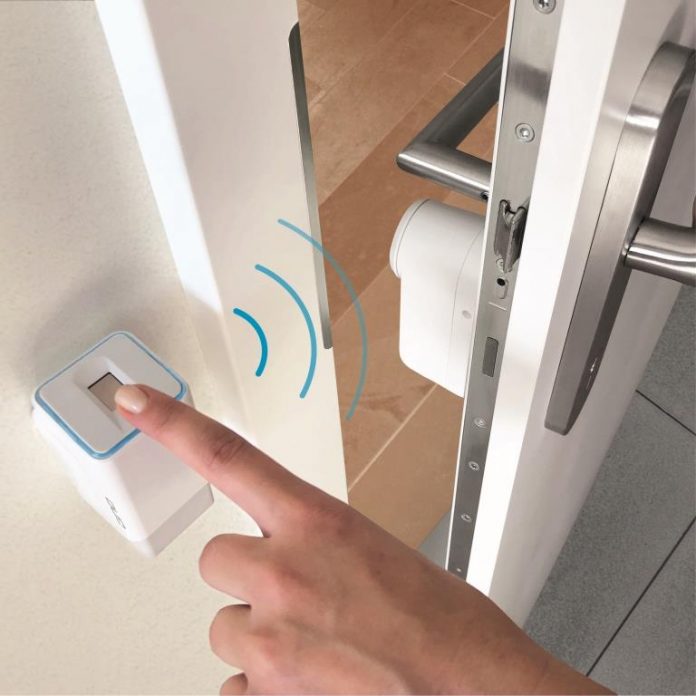 Smart Lock Nachrüst-Set für bestehende Türen - ekey uno Fingerprint in Verbindung mit einem Türschlossantrieb (Bildquelle: ekey biometric systems GmbH) Smart Home ohne lästigen Wohnungsschlüssel