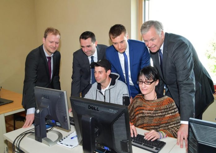 (v.l.n.r.): Geschäftsführer Matthias Zuser, Abteilungsleiter SMS NÖ Günther Widy, Christoph Kreiner, AMS-Chef Sven Hergovich, Claudia Lingler und Landesrat Martin Eichtinger beim Projekt „Fit im Handwerk 2.0“ (Bildquelle: Büro Martin Eichtinger) 4,8 Millionen Euro für Lehrlinge und Weiterbildung