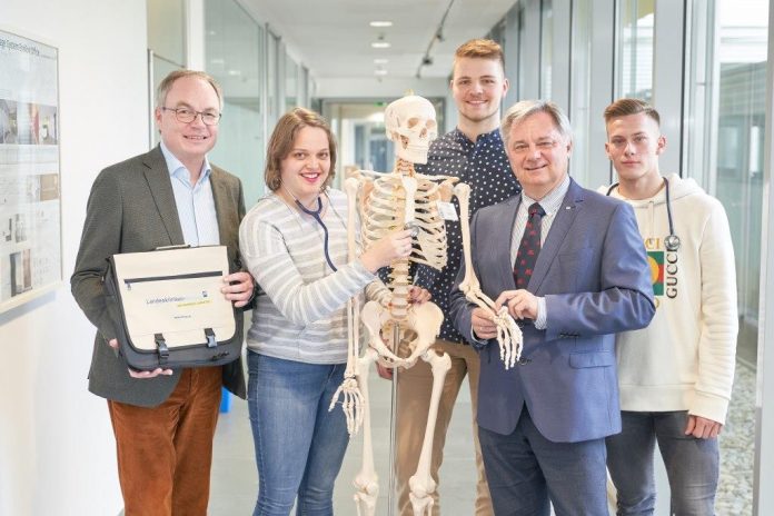 LH-Stellvertreter Dr. Stephan Pernkopf, Teresa Gissing, Felix Roschmann, Med. GF der NÖ Landeskliniken-Holding Dr. Markus Klamminger und Sebastian Hofbauer (Bildquelle: NÖ Landeskliniken-Holding)
