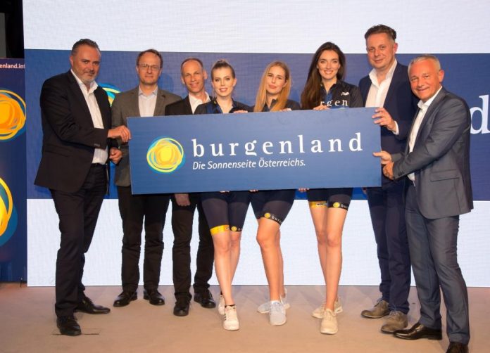 Beim Tourismusforum Burgenland: (v.l.n.r.): Landeshauptmann Mag. Hans Peter Doskozil, Humangenetiker Universitätsprofessor Mag. Dr. Markus Hengstschläger, Wetterexperte und Wahlburgenländer Marcus Wadsak, Tourismuslandesrat MMag. Alexander Petschnig und Burgenland Tourismus-Geschäftsführer Hannes Anton mit sportlichen Damen im Burgenland-Radtrikot (Bildquelle: Burgenland Tourismus / Foto Muik)