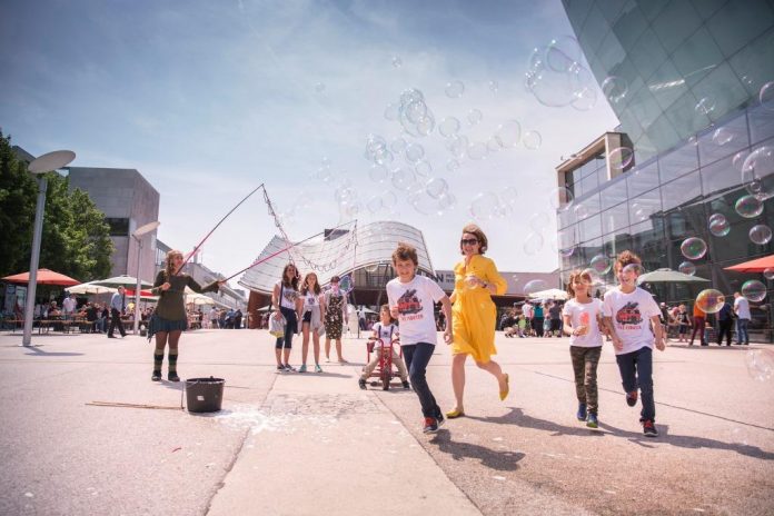 Landesrätin Christiane Teschl-Hofmeister testet ein Highlight am Weltspieltag: die Riesenseifenblasen (Bildquelle: Daniela Matejschek) Rund 2.500 BesucherInnen beim Straßenfest zum Weltspieltag in NÖ