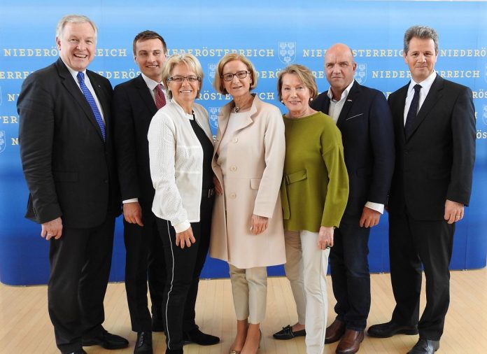 (v.l.n.r.): Landesrat Martin Eichtinger, AMS-Landesgeschäftsführer Sven Hergovich, Landesrätin Petra Bohuslav, Landeshauptfrau Johanna Mikl-Leitner, WKNÖ-Präsidentin Sonja Zwazl, AK NÖ-Präsident Markus Wieser und IV NÖ-Präsident Thomas Salzer (Bildquelle Thomas Resch) Konjunktur-Gipfel: Fachkräfte-Offensive mit 4 Arbeitsgruppen