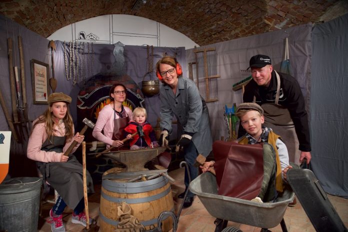 Landesrätin Christiane Teschl-Hofmeister mit Familie Dammerer bei der Foto Click Station zum Thema der Ausstellung Über 3.000 Besucher beim NÖ Familienfest auf der Schallaburg