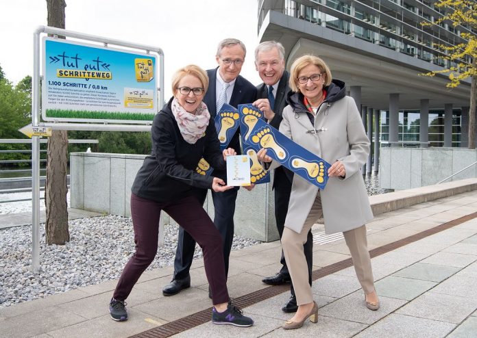 (v.l.n.r.): Alexandra Pernsteiner-Kappl von der Initiative „Tut gut“, Landesamtsdirektor Werner Trock, Landesrat Martin Eichtinger und Landeshauptfrau Johanna Mikl-Leitner freuen sich über den neuen „Tut gut“-Schritteweg im NÖ Landhausviertel (Bildquelle: NLK / Johann Pfeiffer) St. Pölten: „Tut gut“- Schritteweg im Landhausviertel eröffnet