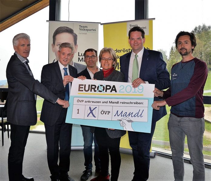 (v.l.n.r.): Willibald Fuchs (Bürgermeister Kirchberg am Wechsel), LAbg. Hermann Hauer, Michael Gruber (Bürgermeister St. Corona am Wechsel), Landesrätin Petra Bohuslav, Lukas Mandl (Europa-Abgeordneter und NÖ Spitzenkandidat zur Europa-Wahl) und Karl Morgenbesser (Geschäftsführer Familienarena St. Corona) (Bildquelle: Volkspartei NÖ) So wirkt die EU in Niederösterreich