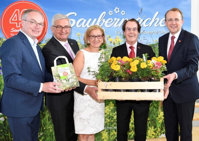 Zeichen setzen für ein blühendes Niederösterreich. (v.l.n.r.): LH-Stellvertreter Stephan Pernkopf, Gemeindebundpräsident Alfred Riedl, Landeshauptfrau Johanna Mikl-Leitner, Aufsichtsratsvorsitzender Hans Roth und Bürgermeister Matthias Stadler (Bildquelle: NLK Reinberger) „Blühendes und summendes Niederösterreich“ gestartet