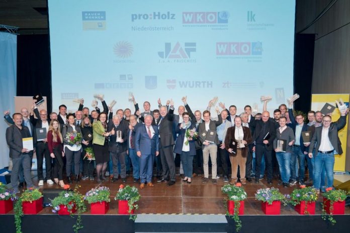 NÖ Holzbaupreis 2019 – Sieger, Auslober und prominente Gratulanten jubeln gemeinsam über die gewonnen Trophäen (Bildquelle: Josef Bollwein) Die Gewinner des NÖ Holzbaupreis 2019 stehen fest