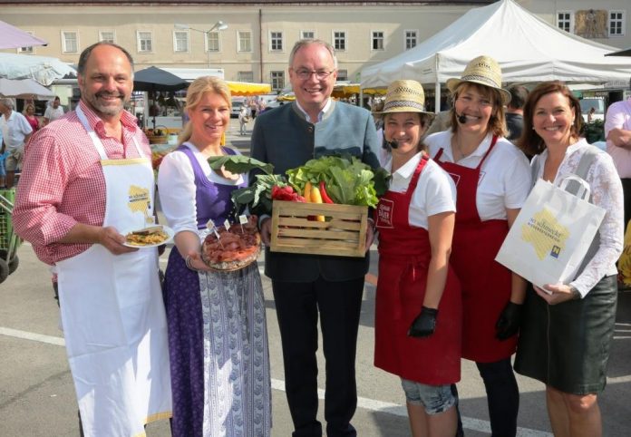 (v.l.n.r.): Gerhard Gatterer (So schmeckt NÖ-Partnerbetrieb), Landesbäuerin Irene Neumann-Hartberger, LH-Stellvertreter Stephan Pernkopf, Seminarbäuerinnen Jenny Gruber und Sonja Illich und Landtagsabgeordnete Doris Schmidl (Bildquelle: Hebenstreit) Offensive für blau-gelbe Bauernmärkte