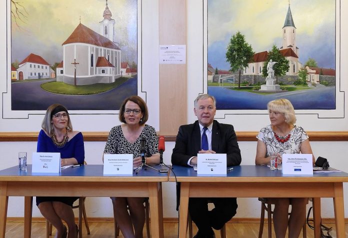 (v.l.n.r.): Karin Steiner (Wiener Kinderfreunde), Bildungs-Landesrätin Christiane Teschl-Hofmeister, EU-Landesrat Martin Eichtinger, und Jana Fischerová, Kreishauptmann-Stellvertreterin aus Jihlava (Iglau) bei der Pressekonferenz in Langau (Bildquelle: Thomas Resch) Internationales Sprachenprojekt findet erfolgreichen Abschluss
