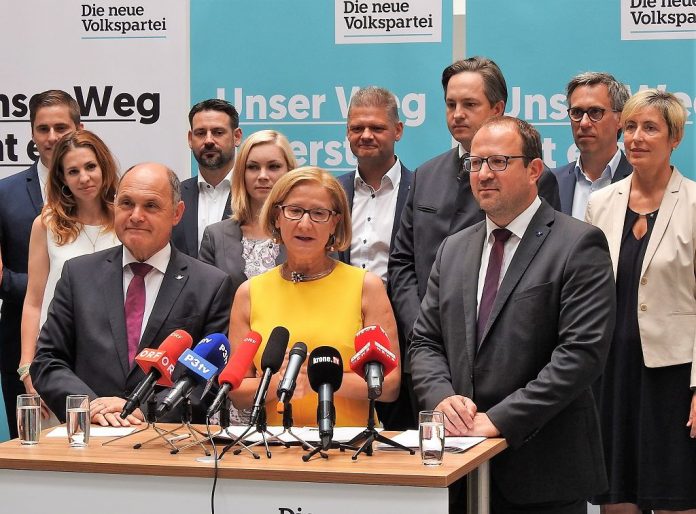 (v.l.n.r.): NÖ-Spitzenkandidat Wolfgang Sobotka, Landeshauptfrau Johanna Mikl-Leitner und VPNÖ-Landesgeschäftsführer Bernhard Ebner bei der Pressekonferenz in St. Pölten. (Bildquelle: Thomas Resch)