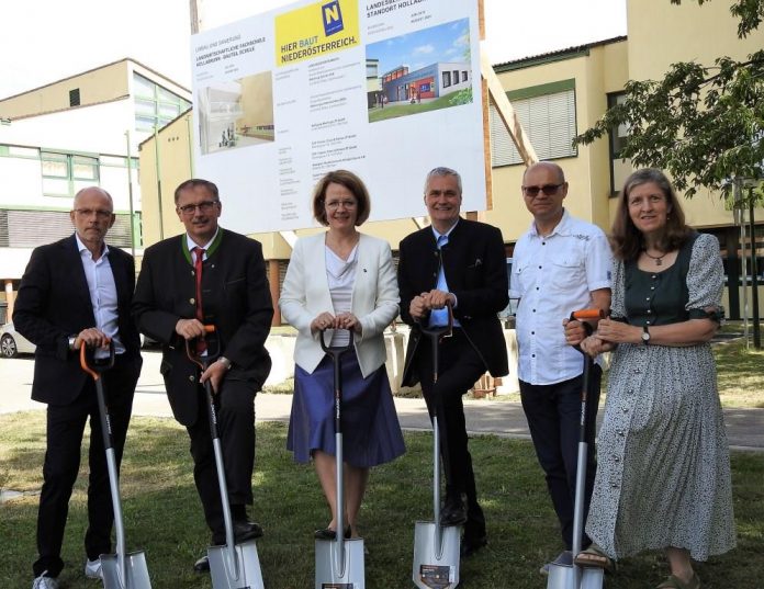(v.l.n.r.): LBS-Direktor Franz Höfinger, Landtagsabgeordneter Richard Hogl, Landesrätin Christiane Teschl-Hofmeister, LFS-Direktor Rudolf Reisenberger, HTL-Geschäftsführer Gottfried Krottendorfer und HTL-Direktorin Gabriele Hager-Wiesböck (Bildquelle: Thomas Resch) 10 Millionen Euro für den Schulstandort Hollabrunn