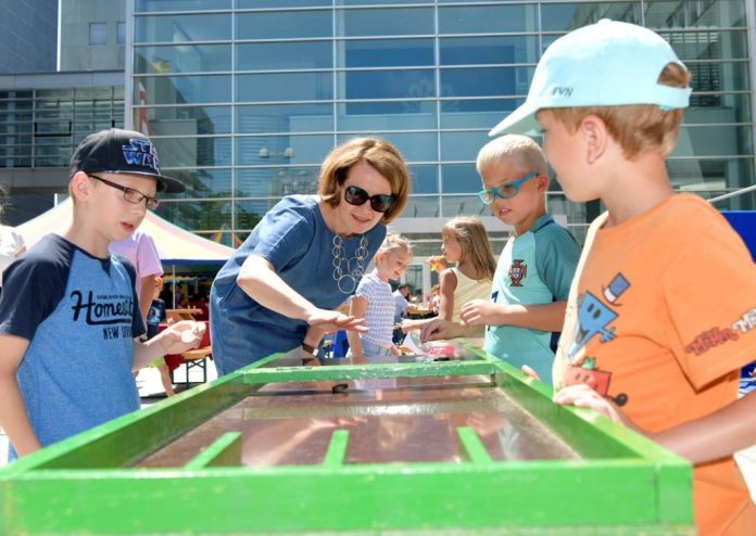 Landesrätin Christiane Teschl-Hofmeister mit angereisten Kindern bei den spannenden Spielestationen (Bildquelle: NLK Vorlaufer) NÖ Ferienauftaktfest: Sechs Siegergemeinden stehen fest