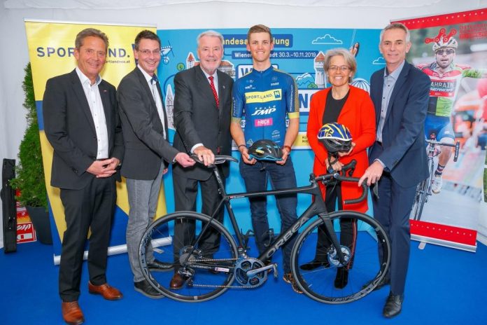 (v.l.n.r.): Tourdirektor Franz Steinberger, Guido Wirth (Landesausstellung), Bürgermeister Klaus Schneeberger, Lukas Viehberger, Landesrätin Petra Bohuslav und Präsident des NÖ Landesratsportverbandes Jürgen Brettschneider (Bildquelle: Felten) Österreich-Radrundfahrt mit Zieleinfahrt in Wiener Neustadt