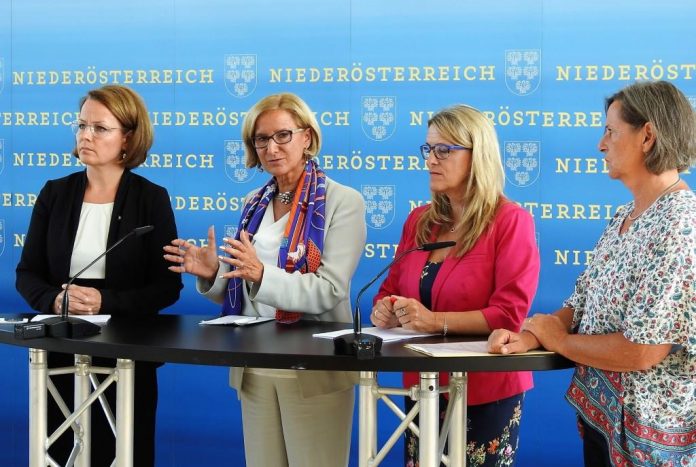 (v.l.n.r.): Landesrätin Christiane Teschl-Hofmeister, Landeshauptfrau Johanna Mikl-Leitner, Landesrätin Ulrike Königsberger-Ludwig und die Leiterin des Frauenhauses in Amstetten, Maria Reichartseder bei der Pressekonferenz in St. Pölten (Bildquelle: Thomas Resch) (v.l.n.r.): Landesrätin Christiane Teschl-Hofmeister, Landeshauptfrau Johanna Mikl-Leitner, Landesrätin Ulrike Königsberger-Ludwig und die Leiterin des Frauenhauses in Amstetten, Maria Reichartseder bei der Pressekonferenz in St. Pölten