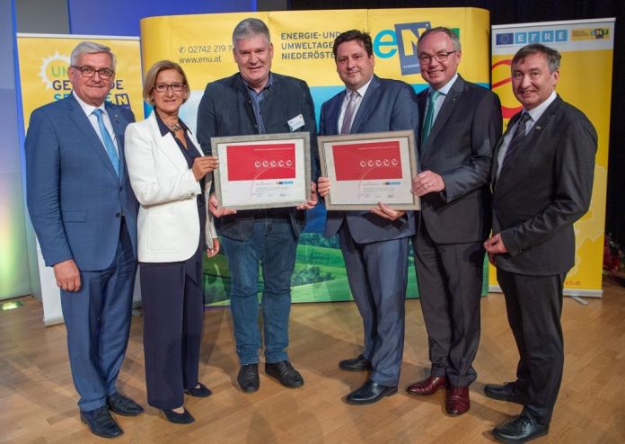 Baden und Wieselburg liegen an der Spitze der Energieeffizienz (v.l.n.r.): Gemeindebund-Präsident Alfred Riedl, Landeshauptfrau Johanna Mikl-Leitner, Bürgermeister Josef Leitner (Wieselburg), Bürgermeister Stefan Szirucsek (Baden), LH-Stellvertreter Stephan Pernkopf und Herbert Greisberger von der Energie- und Umweltagentur (Bildquelle: NLK Filzwieser) Baden und Wieselburg liegen an der Spitze der Energieeffizienz (v.l.n.r.): Gemeindebund-Präsident Alfred Riedl, Landeshauptfrau Johanna Mikl-Leitner, Bürgermeister Josef Leitner (Wieselburg), Bürgermeister Stefan Szirucsek (Baden), LH-Stellvertreter Stephan Pernkopf und Herbert Greisberger von der Energie- und Umweltagentur