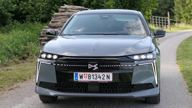 Der DS N°4 Hybrid 145 besticht im Guten Tag Österreich Autotest durch seine scharfe Linienführung und die markante Lichtsignatur (Foto: Thomas Resch)
