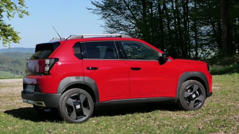Roter Fiat Grande Panda Hybrid La Prima im Guten Tag Österreich Autotest (Foto: Thomas Resch)